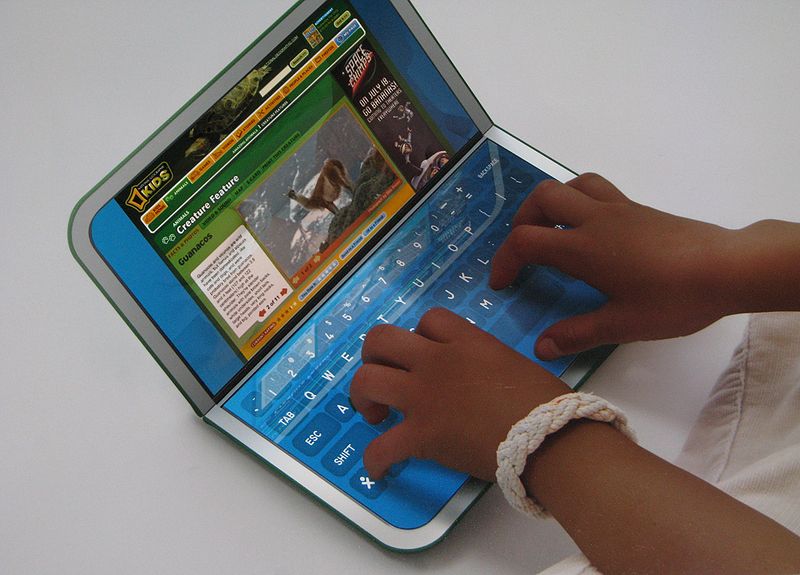 ../../../a0/modlibre/olpc/olpc_XO-2_0800x0575_OLPC-Laptop_XOXO_cc-by-sa_WM.jpg